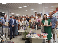 Lokale N-VA bestuursleden met Bart De Wever op de foto.