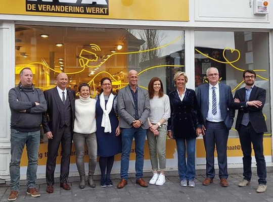enkele kandidaten geflankeerd door de campagneleider en de afdelingsvoorzitter enkele kandidaten geflankeerd door de campagneleider en de afdelingsvoorzitter
