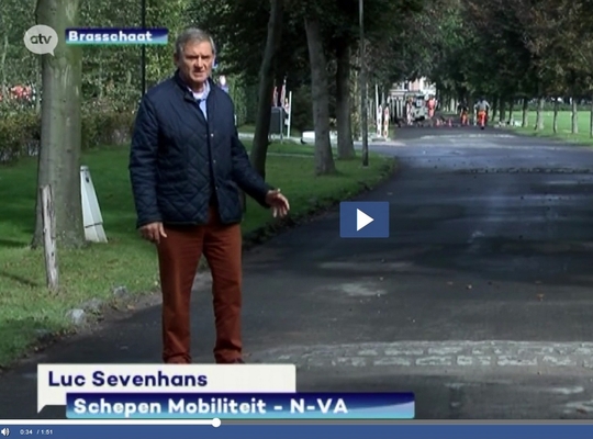 Schepen Luc Sevenhans en 'verkeersdrempels' in park Schepen Luc Sevenhans en 'verkeersdrempels' in park