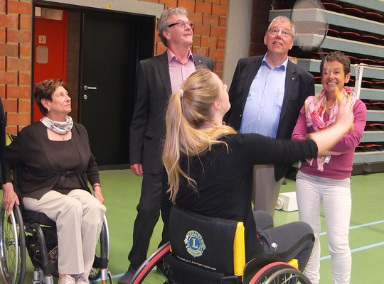 Lions Club Antwerpen Voorkempen doneert een sportrolstoel Lions Club Antwerpen Voorkempen doneert een sportrolstoel