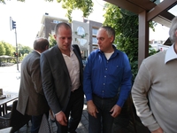 Philip Cools begeleidt Theo Francken naar het spreekgestoelte