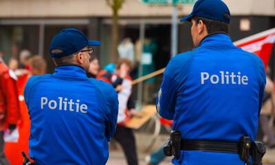 Twee politieagenten houden een oogje in het zeil.