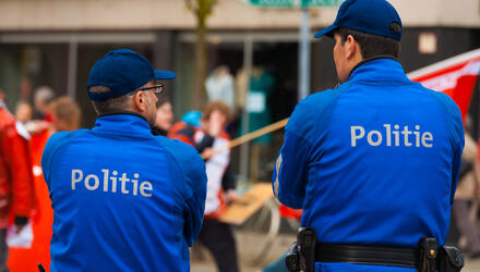 Twee politieagenten houden een oogje in het zeil.